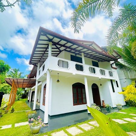 White Horse Hotel Hikkaduwa Exterior photo