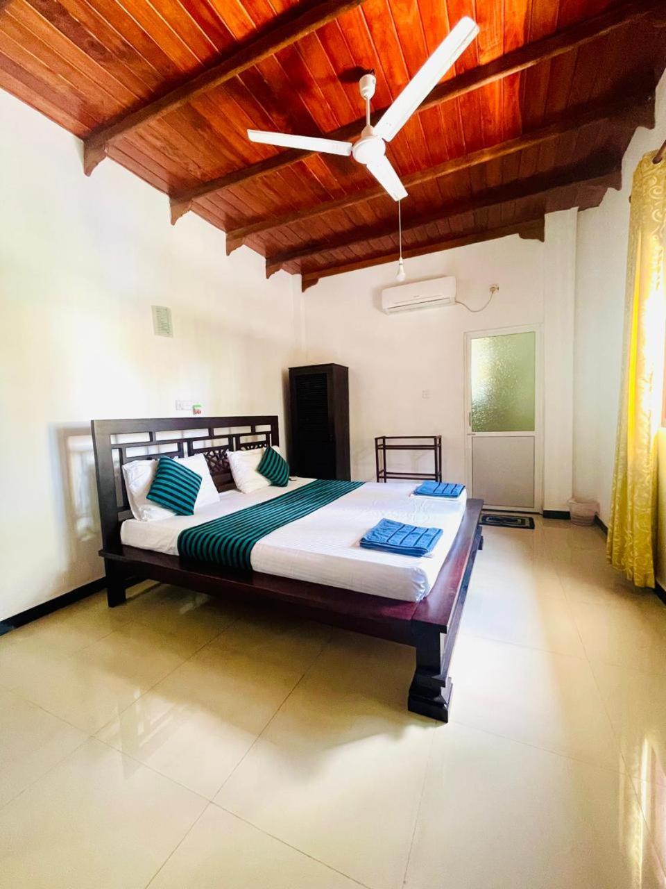 White Horse Hotel Hikkaduwa Exterior photo