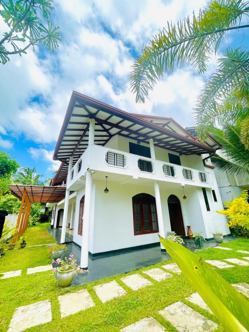 White Horse Hotel Hikkaduwa Exterior photo