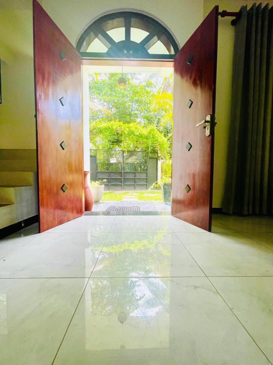 White Horse Hotel Hikkaduwa Exterior photo