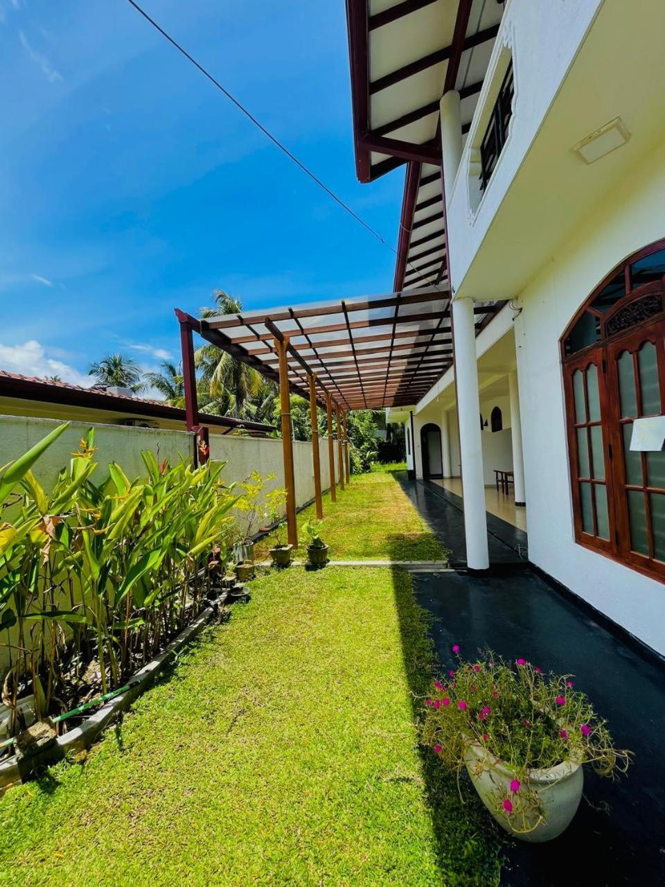 White Horse Hotel Hikkaduwa Exterior photo