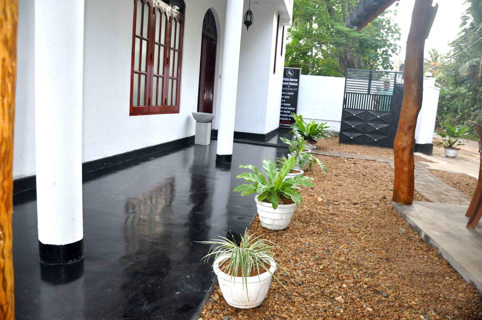White Horse Hotel Hikkaduwa Exterior photo
