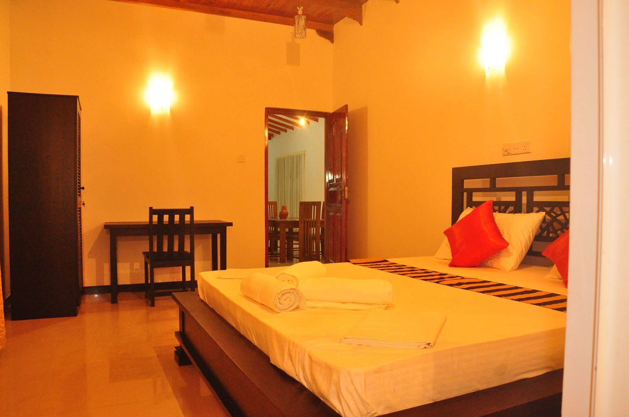 White Horse Hotel Hikkaduwa Exterior photo