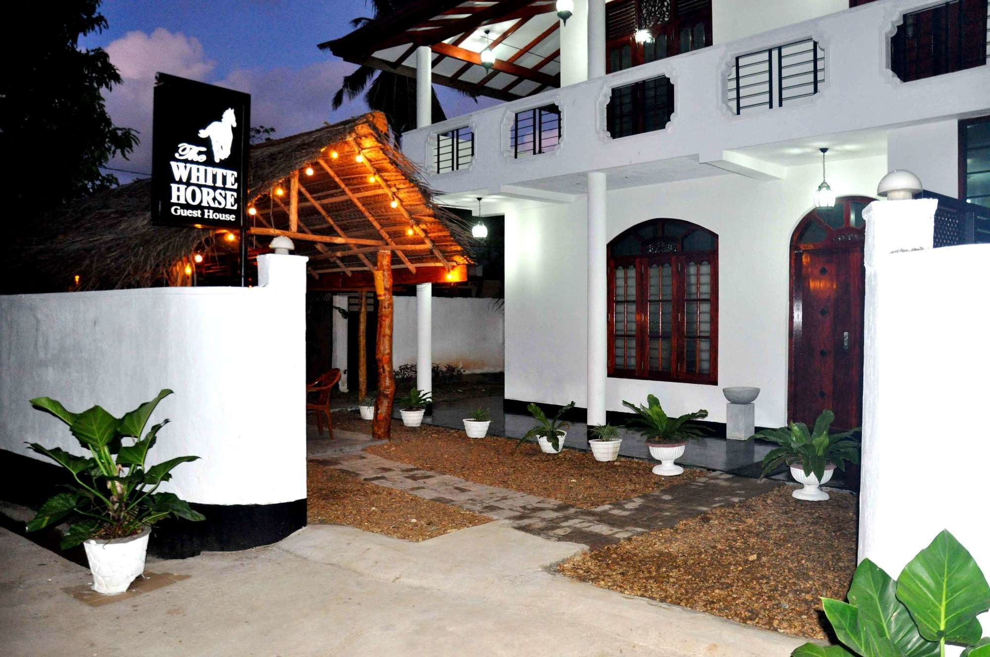 White Horse Hotel Hikkaduwa Exterior photo