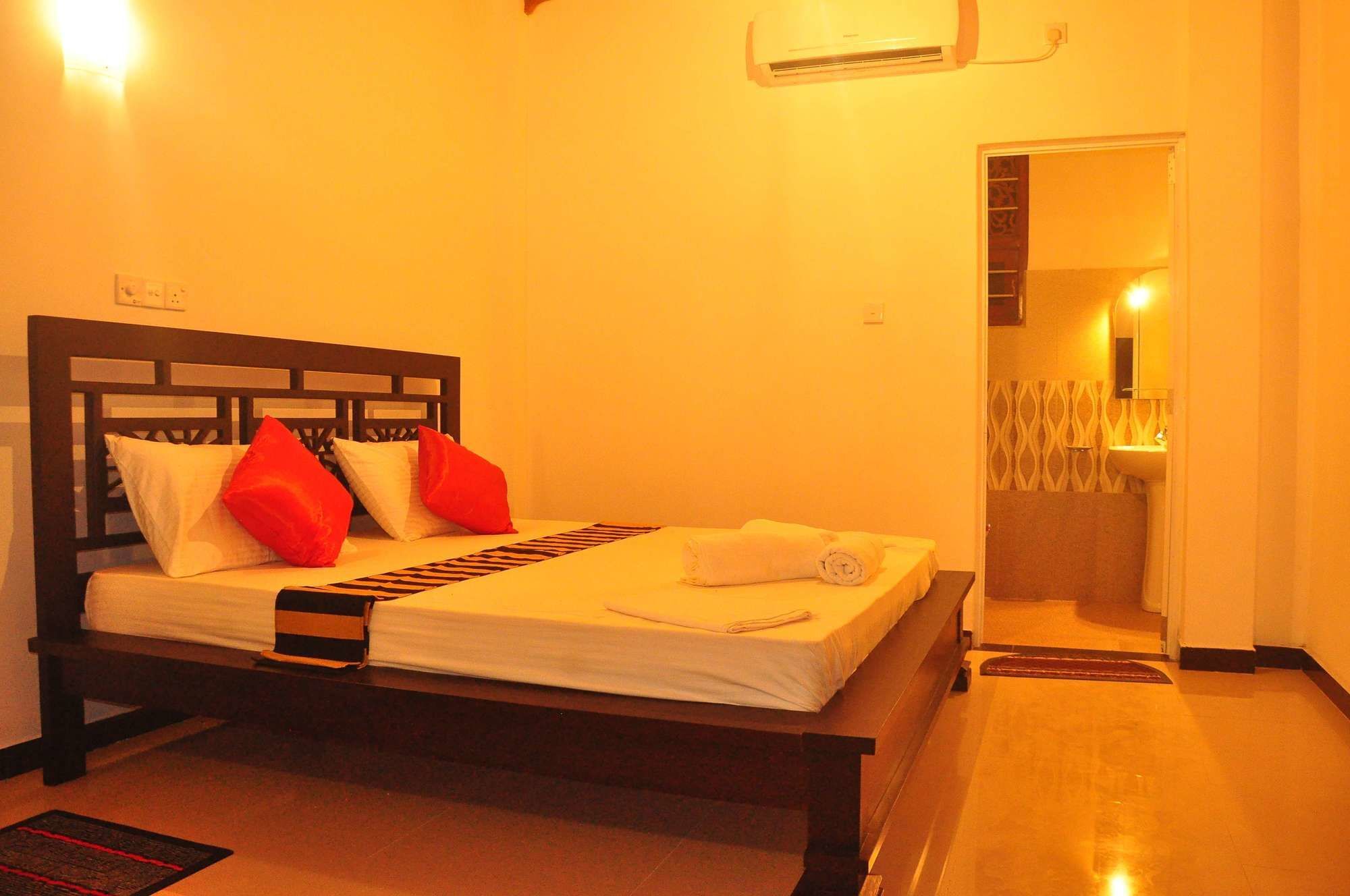 White Horse Hotel Hikkaduwa Exterior photo